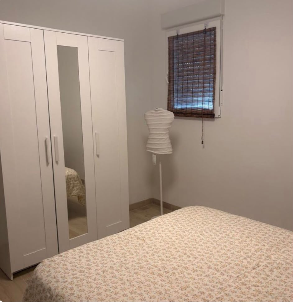 Dormitorio con armario amplio y ventana
