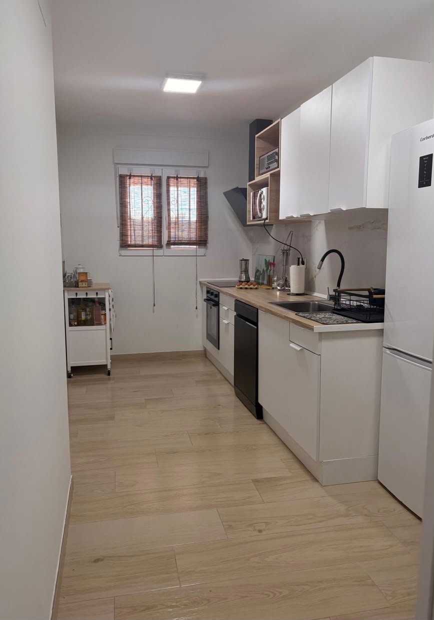 Cocina equipada con horno, vitrocerámica y lavavajillas