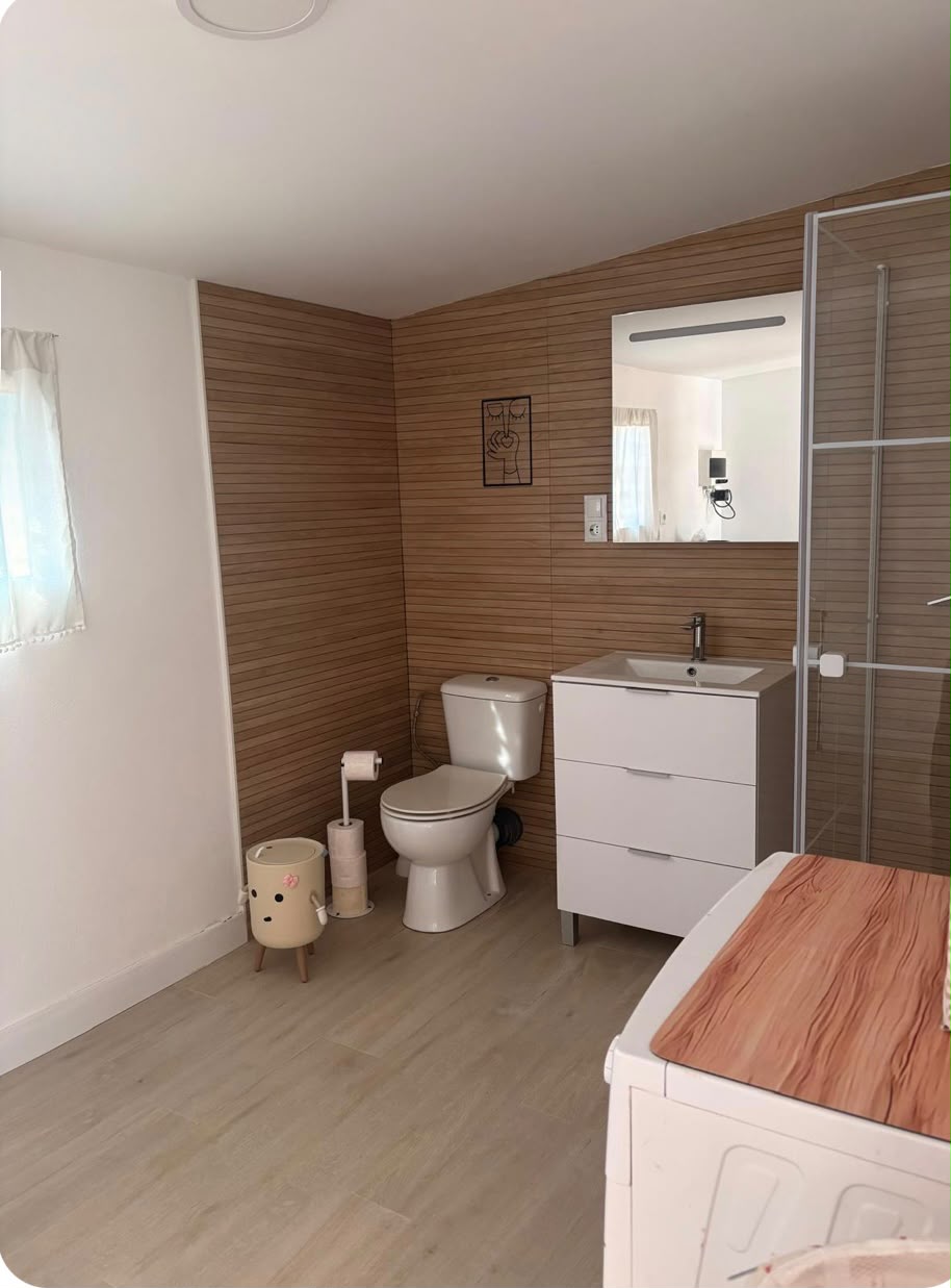 Segundo baño con ducha y lavadora