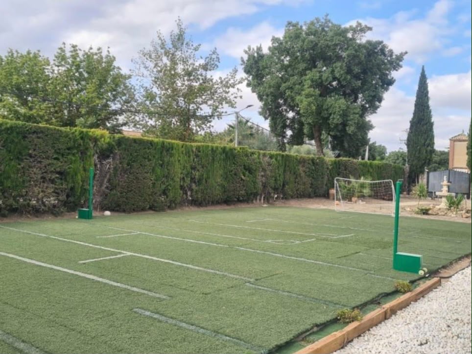 Pista deportiva de césped artificial con porterías