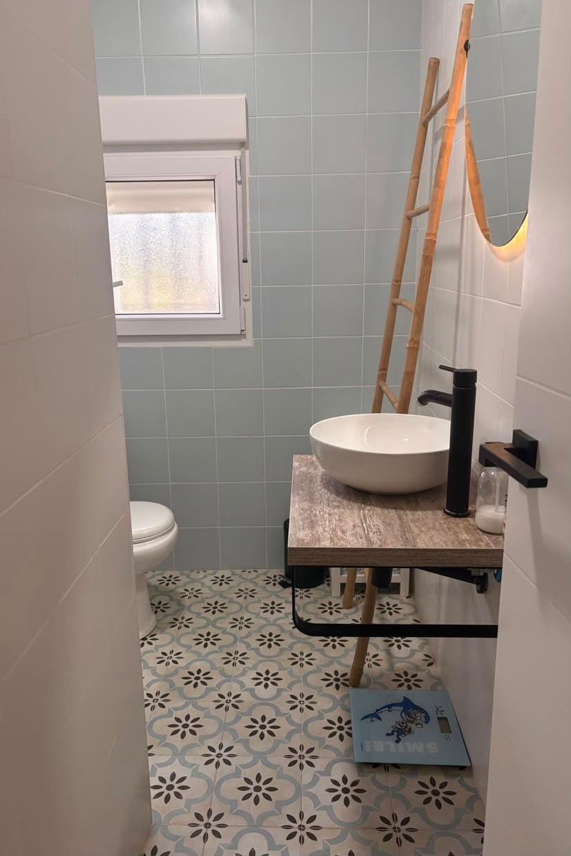 Aseo con lavabo sobre encimera y suelo hidráulico